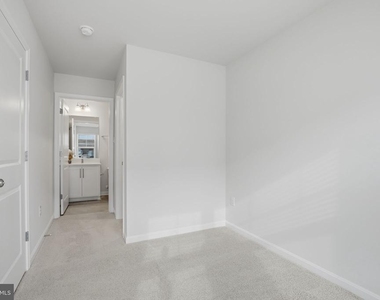 818 Bond Street - Photo Thumbnail 4