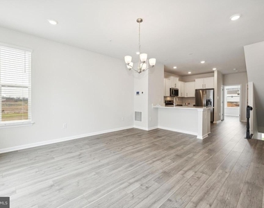 818 Bond Street - Photo Thumbnail 6