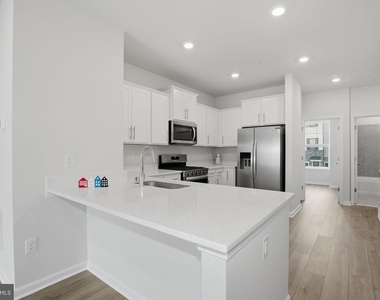 818 Bond Street - Photo Thumbnail 10