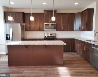 304 Faversham Pl - Photo Thumbnail 11