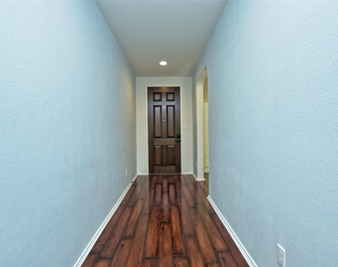 2717 Claremont Ct - Photo Thumbnail 3