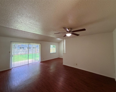 5206 Village Trl - Photo Thumbnail 1