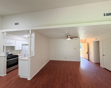5206 Village Trl - Photo Thumbnail 4
