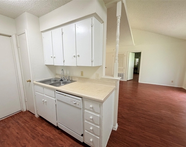 5206 Village Trl - Photo Thumbnail 8