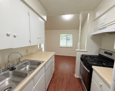 5206 Village Trl - Photo Thumbnail 9