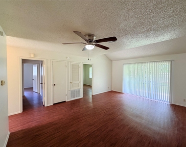 5206 Village Trl - Photo Thumbnail 2
