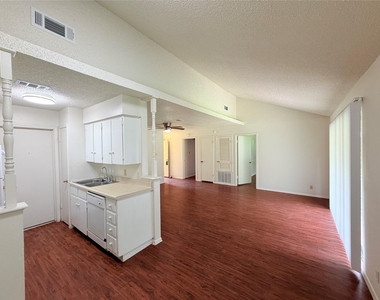 5206 Village Trl - Photo Thumbnail 3