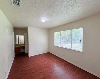 5206 Village Trl - Photo Thumbnail 10