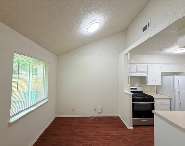 5206 Village Trl - Photo Thumbnail 5