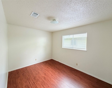 5206 Village Trl - Photo Thumbnail 17