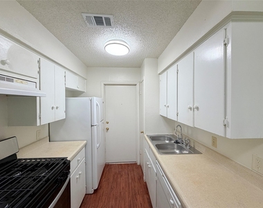 5206 Village Trl - Photo Thumbnail 6