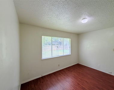 5206 Village Trl - Photo Thumbnail 11