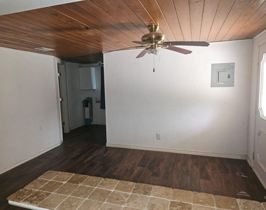 907 Neches St - Photo Thumbnail 9