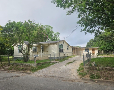 907 Neches St - Photo Thumbnail 1