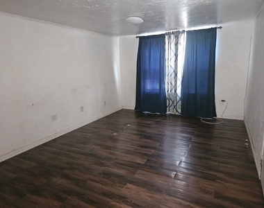 907 Neches St - Photo Thumbnail 11