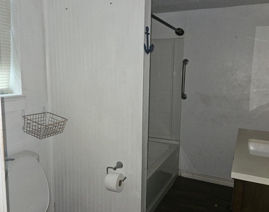 907 Neches St - Photo Thumbnail 8