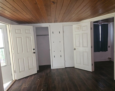 907 Neches St - Photo Thumbnail 5