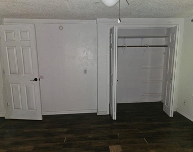 907 Neches St - Photo Thumbnail 15