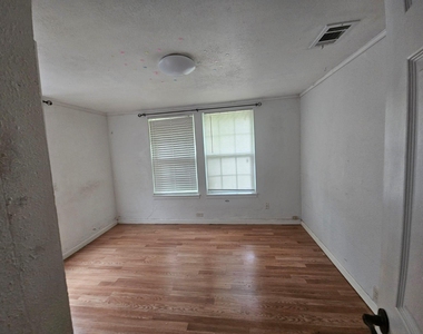 907 Neches St - Photo Thumbnail 22