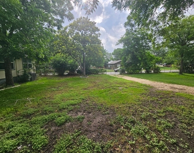 907 Neches St - Photo Thumbnail 4