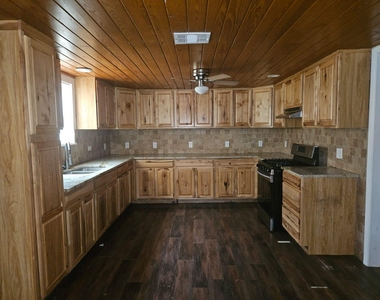 907 Neches St - Photo Thumbnail 10