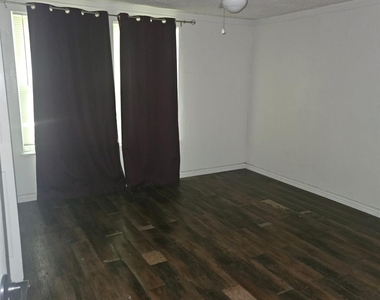 907 Neches St - Photo Thumbnail 16