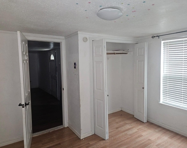 907 Neches St - Photo Thumbnail 21