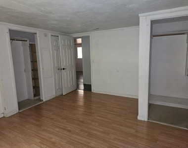 907 Neches St - Photo Thumbnail 18