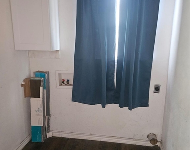 907 Neches St - Photo Thumbnail 12