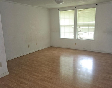907 Neches St - Photo Thumbnail 19