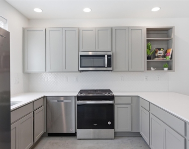 814 N Bluff Dr - Photo Thumbnail 3
