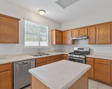 120 Brazos Ln - Photo Thumbnail 9