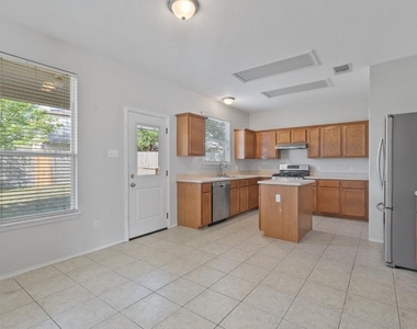 120 Brazos Ln - Photo Thumbnail 7