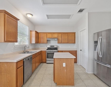 120 Brazos Ln - Photo Thumbnail 8