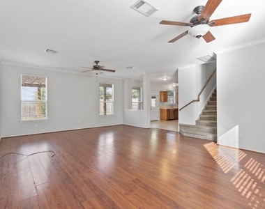 120 Brazos Ln - Photo Thumbnail 4