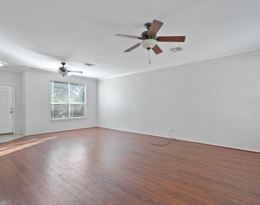 120 Brazos Ln - Photo Thumbnail 6