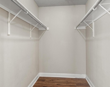 806 W 24th St - Photo Thumbnail 18
