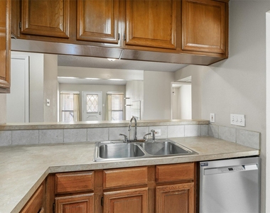 806 W 24th St - Photo Thumbnail 11
