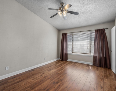 806 W 24th St - Photo Thumbnail 16