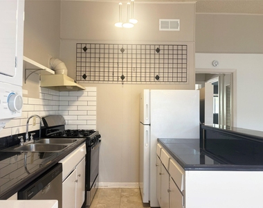 600 W 51st St - Photo Thumbnail 8