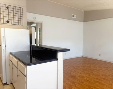 600 W 51st St - Photo Thumbnail 9