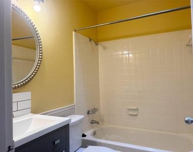 600 W 51st St - Photo Thumbnail 12