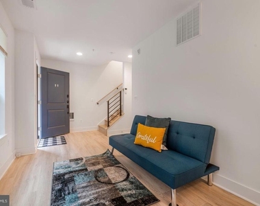 317 Riggs Park Place Ne - Photo Thumbnail 2