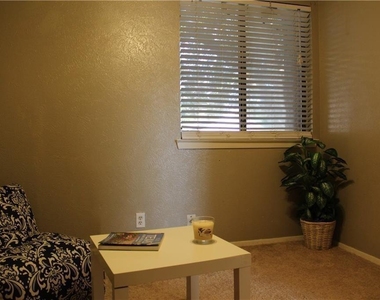 1702 Goodson Ln - Photo Thumbnail 14