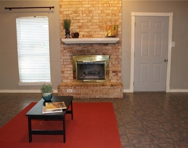1702 Goodson Ln - Photo Thumbnail 3