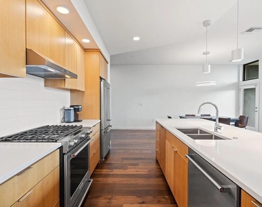 1322 E 12th St - Photo Thumbnail 6