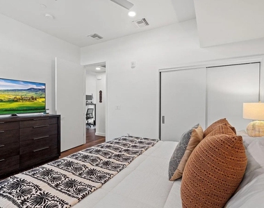 1322 E 12th St - Photo Thumbnail 24