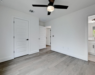 2308 Maxwell Ln - Photo Thumbnail 11