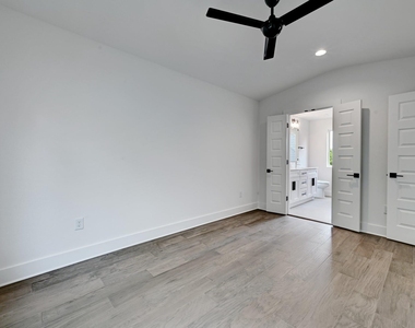 2308 Maxwell Ln - Photo Thumbnail 7