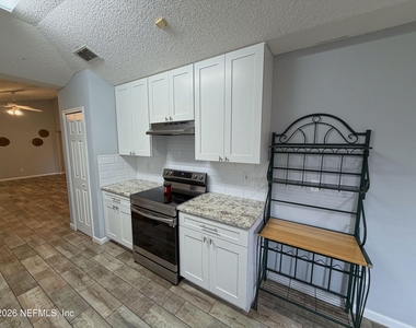 4271 Hanging Moss Drive - Photo Thumbnail 3